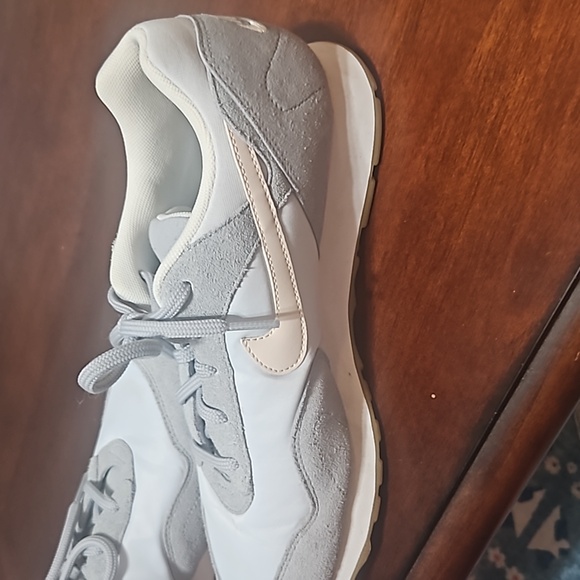 NIKE sneakers, size 9.5. Euc - Picture 11 of 14